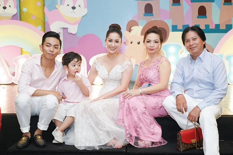 Từ ngày kết hôn với Phan Hiển, Khánh Thi sống cùng gia đình chồng. Dù có nhiều thế hệ sống chung trong nhà nhưng Khánh Thi vẫn cảm thấy thoải mái khi làm dâu vì bố mẹ chồng tâm lý, không can thiệp nhiều vào chuyện riêng tư của các con.