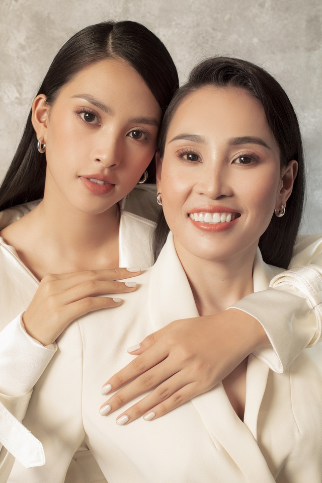 Hoa hậu Trần Tiểu Vy chia sẻ "Người phụ nữ đẹp nhất chính là mẹ" số 1