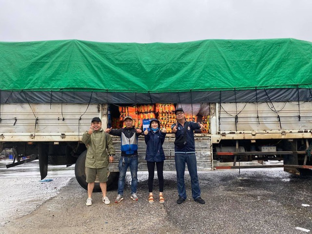 Hòa Minzy huy động một xe tải lớn chất đầy áo phao cứu sinh để hỗ trợ bà con vùng lũ.