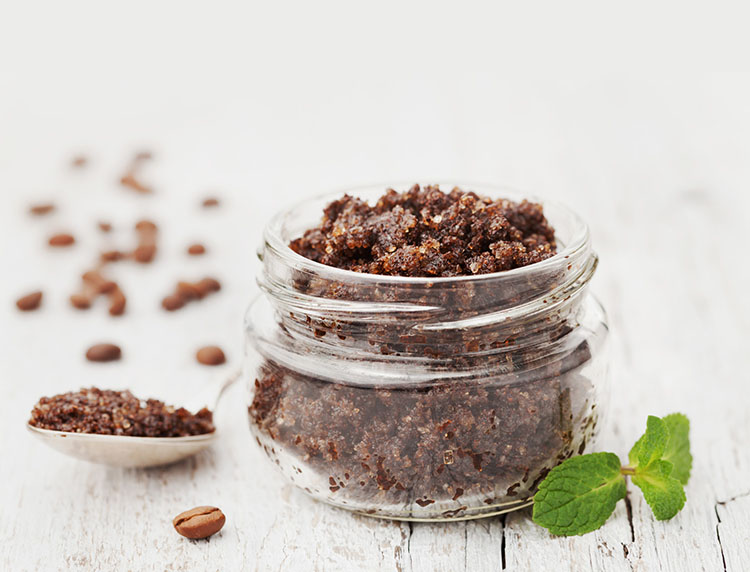 Sự kết hợp giữa đường nâu và bã cà phê giúp dưỡng ẩm cho làn da khô