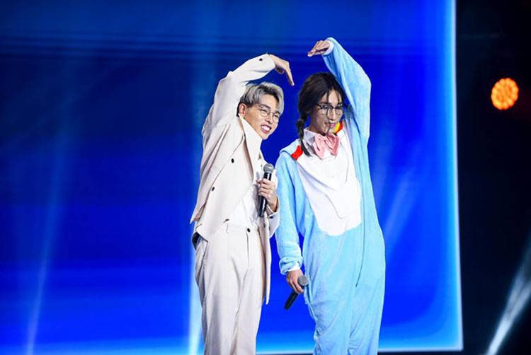 Đức Phúc và Chị Cả biến tấu thành hai nhân vật Doraemon và Xuka khiến nhiều khán giả bất ngờ.