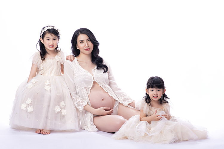 Cựu người mẫu Thư Huyền khoe bụng bầu 8 tháng khi mang thai lần thứ 3 số 1