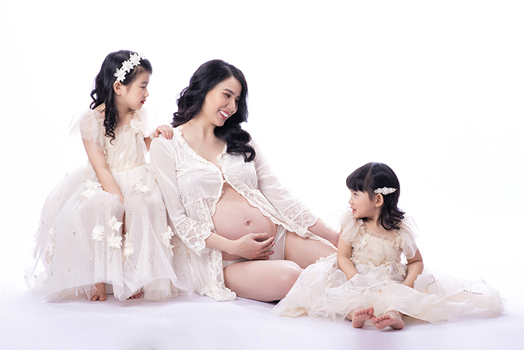 Cựu người mẫu Thư Huyền khoe bụng bầu 8 tháng khi mang thai lần thứ 3 số 3