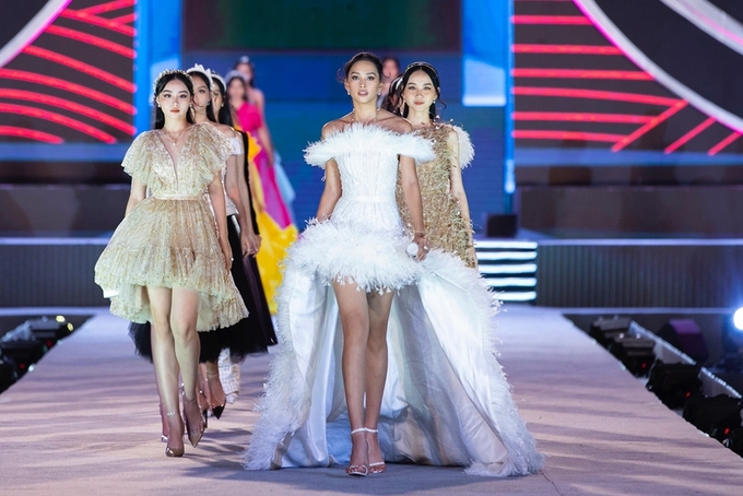 Xem màn trình diễn dạ hội catwalk của 35 thí sinh hoa hậu Việt Nam số 11