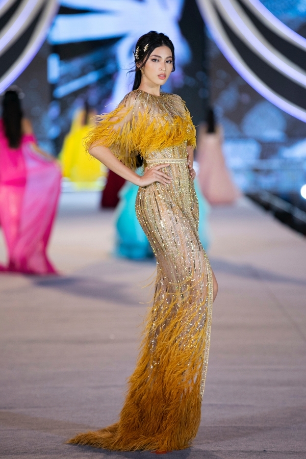 Xem màn trình diễn dạ hội catwalk của 35 thí sinh hoa hậu Việt Nam số 7