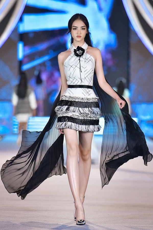 Xem màn trình diễn dạ hội catwalk của 35 thí sinh hoa hậu Việt Nam số 10