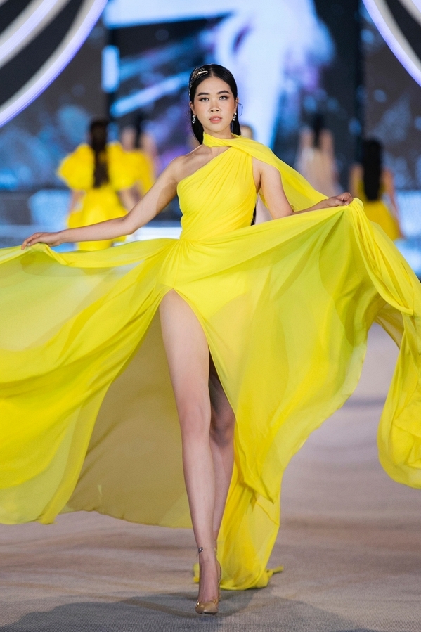Xem màn trình diễn dạ hội catwalk của 35 thí sinh hoa hậu Việt Nam số 1