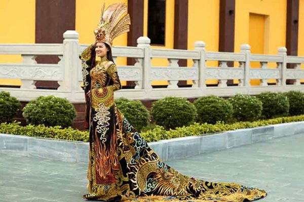 Tại Hoa hậu trái đất Thái Thị Hoa đạt giải nhất Trang phục Dân tộc